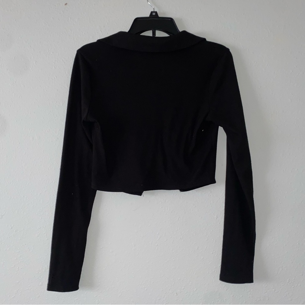 Black collared long sleeve cropped shirt